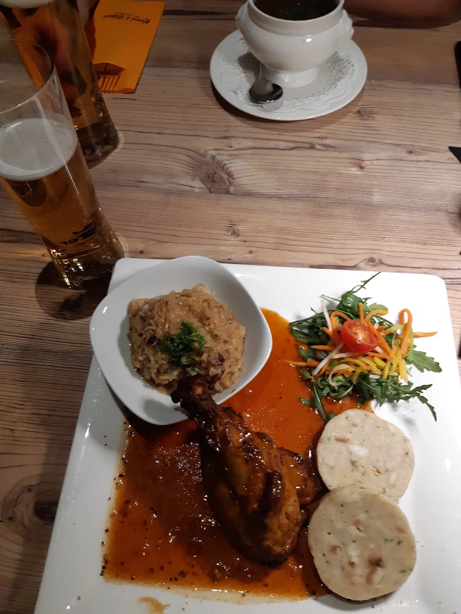 Haxerl Vom Jungschwein Mit Semmelknödel Und Sauerkraut