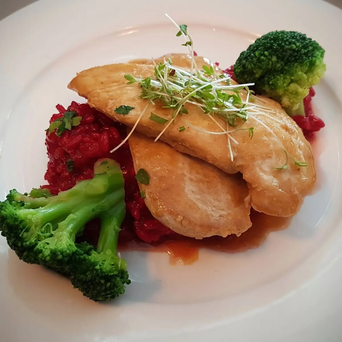 Hühnerfilet Auf Rote-rüben-risotto Mit Brokkoli