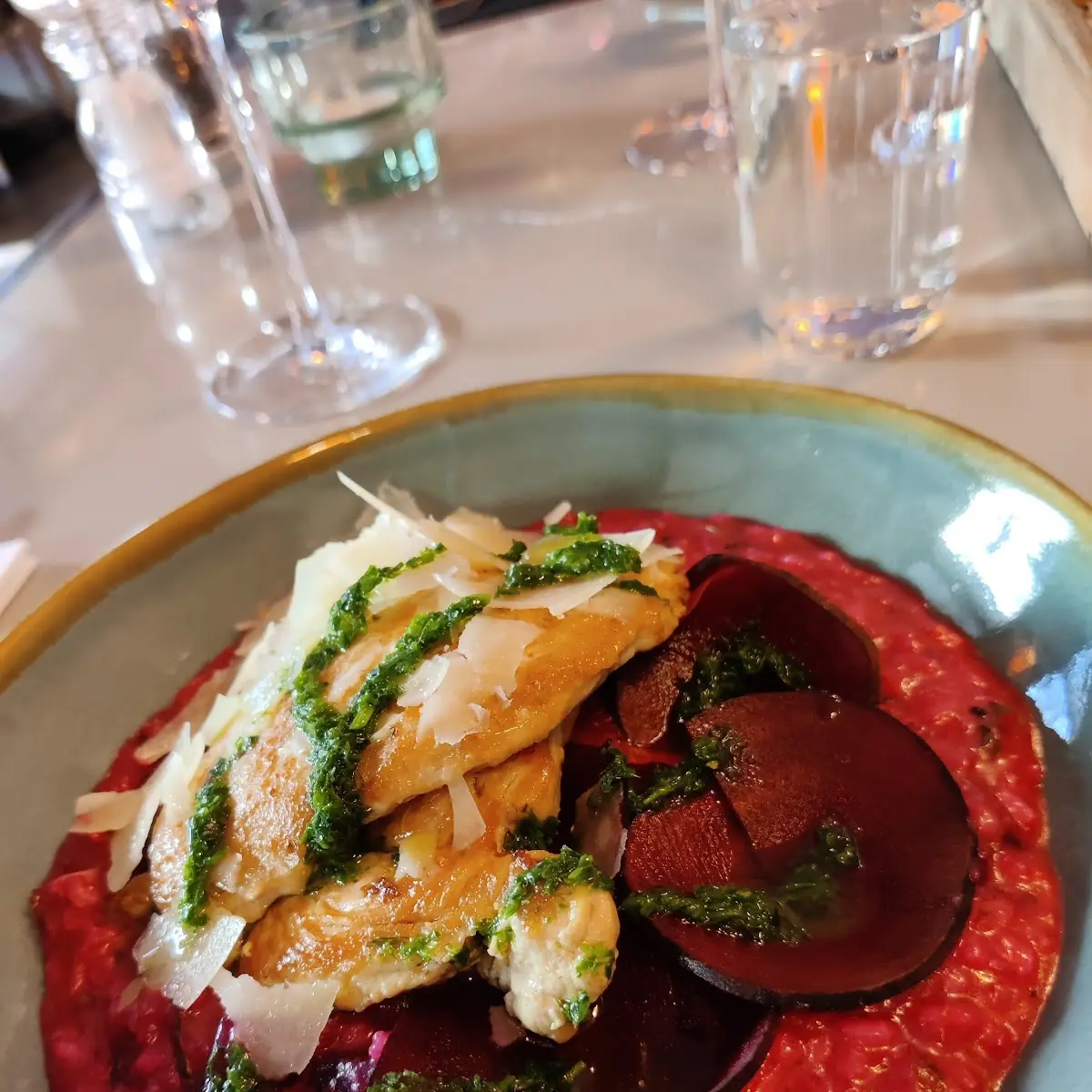 Rote Bete Risotto Mit Saftigen Hähnchenfleisch