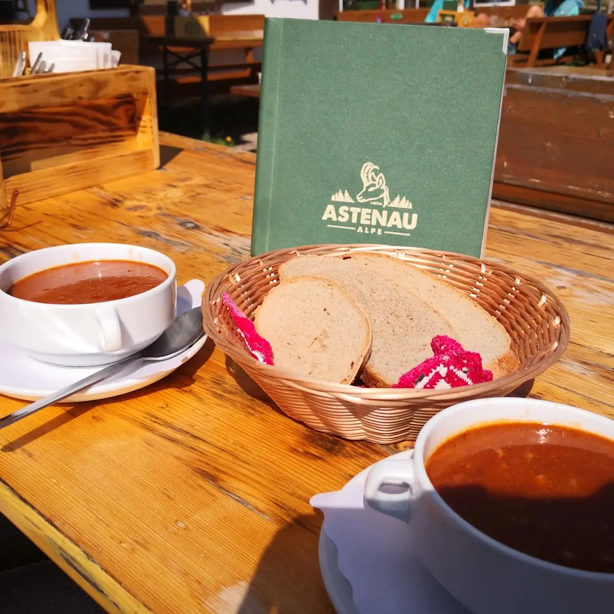Gulaschsuppe Mit Brot