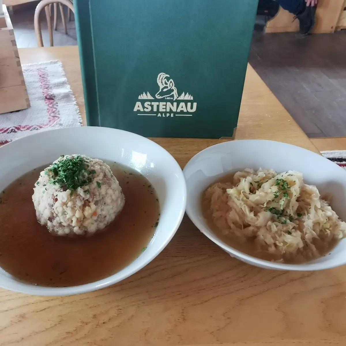 Speck Knödel Mit Suppe Und Kraut