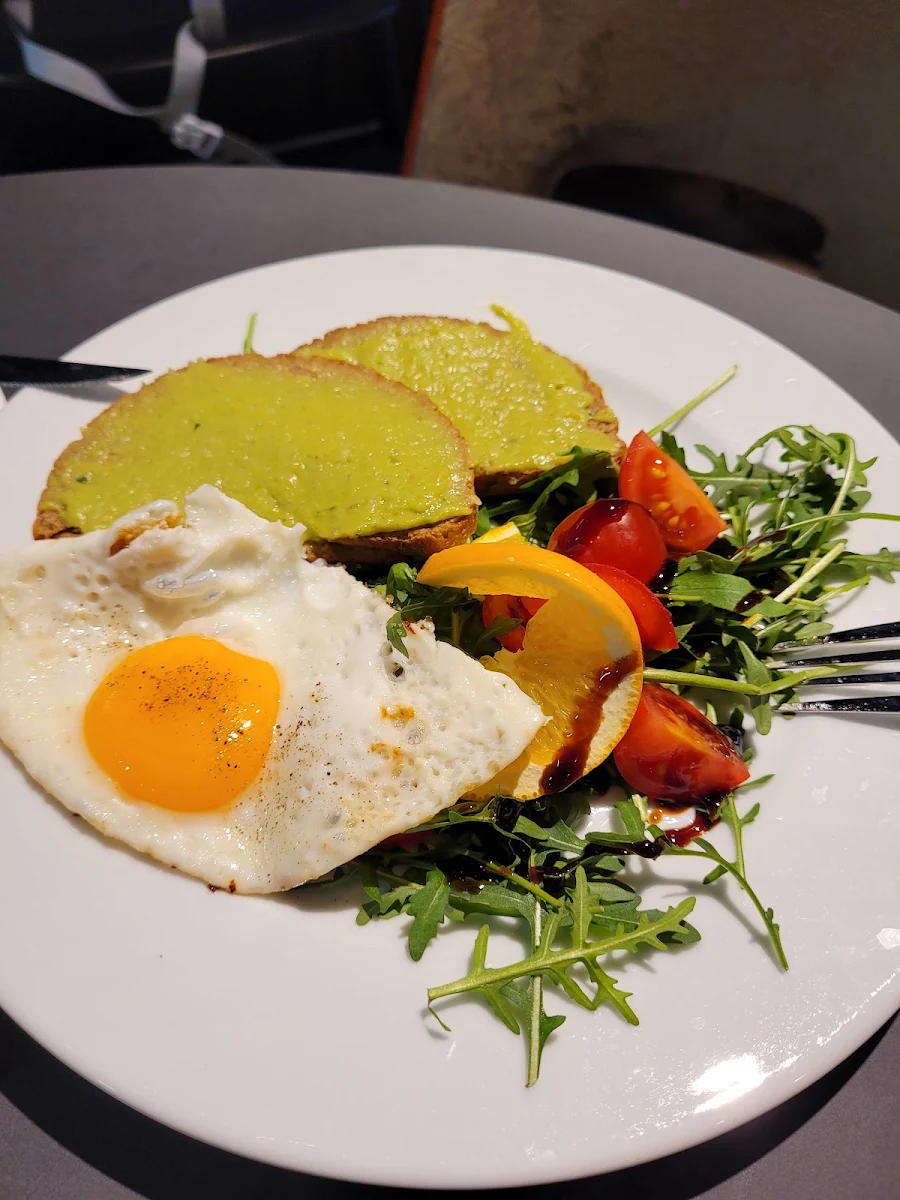 Schwarzbrottoast Mit Avocadocreme