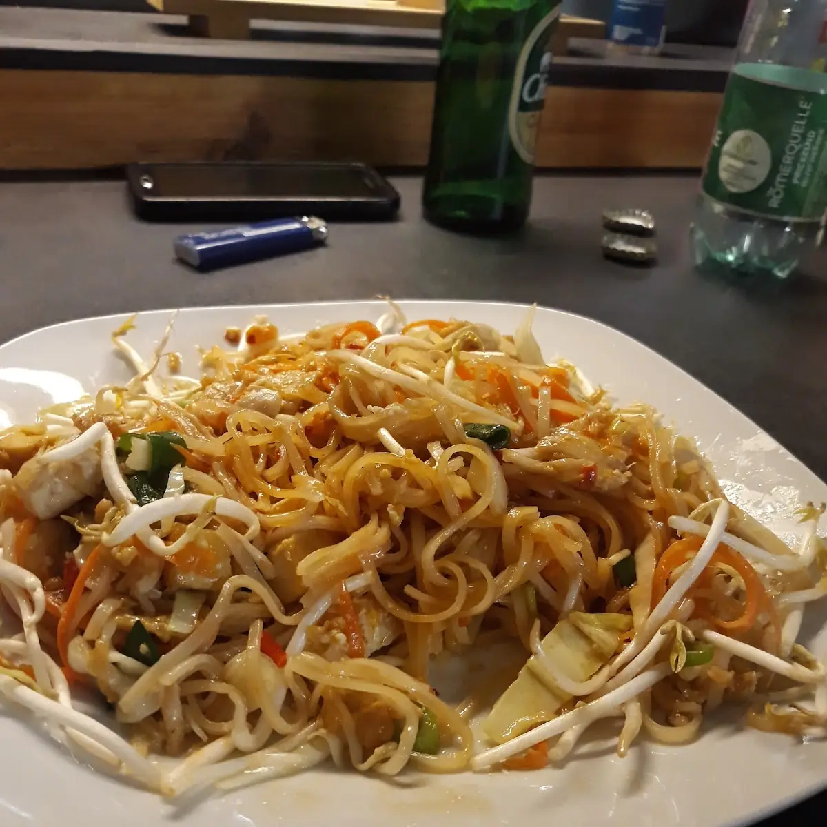 Gebratene Nudeln Mit Frischem Gemüse Und Huhn