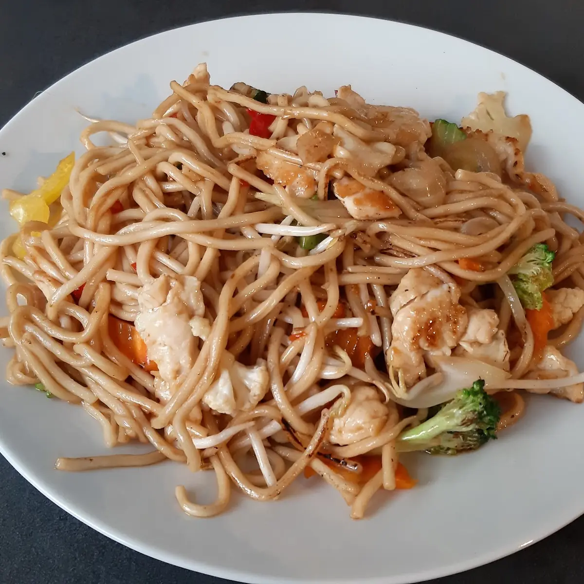 Gebratene Nudeln Mit Huhn Und Gemüse
