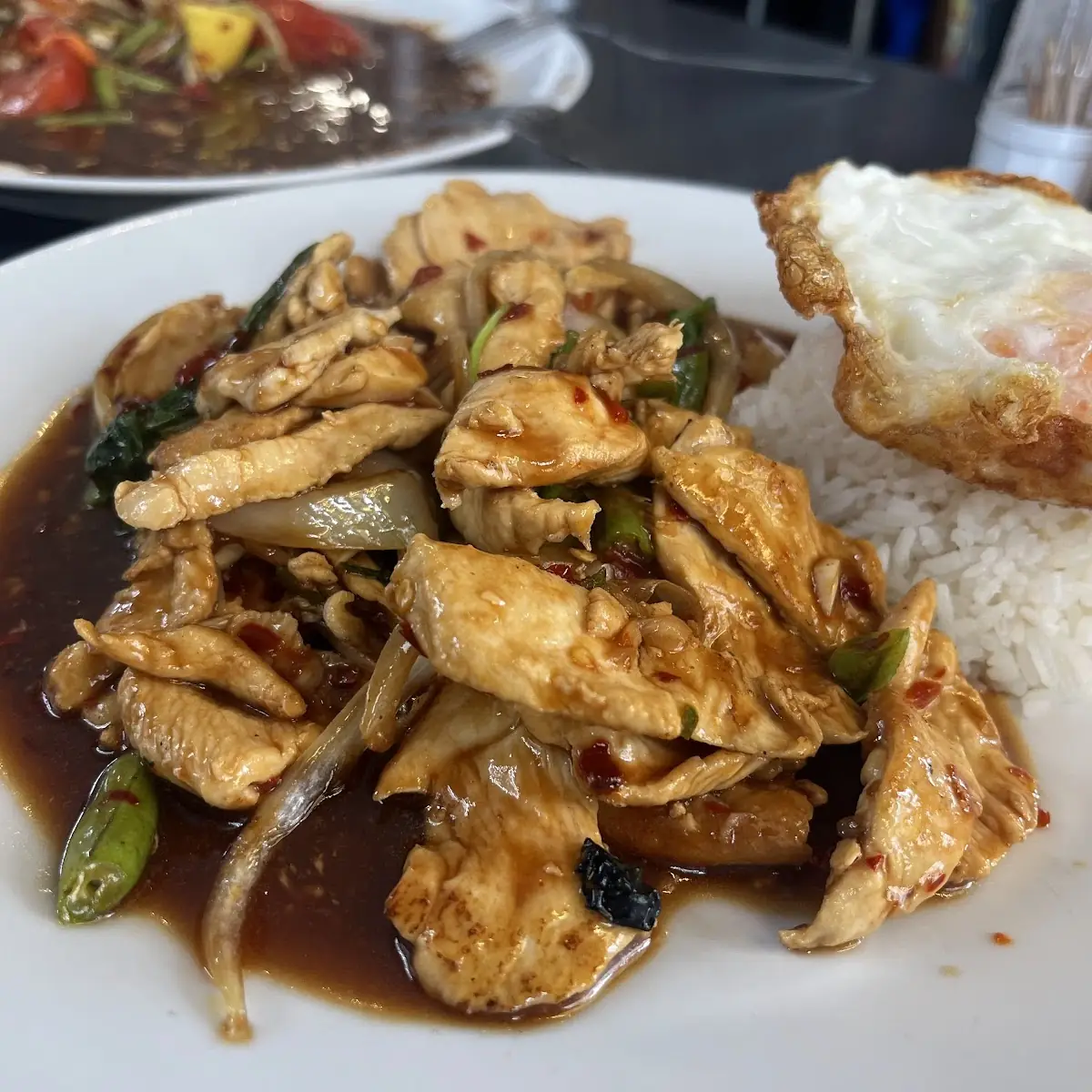 Padkrapao Kai- Thai Basilikum Mit Hühnerfleisch Chop Suey