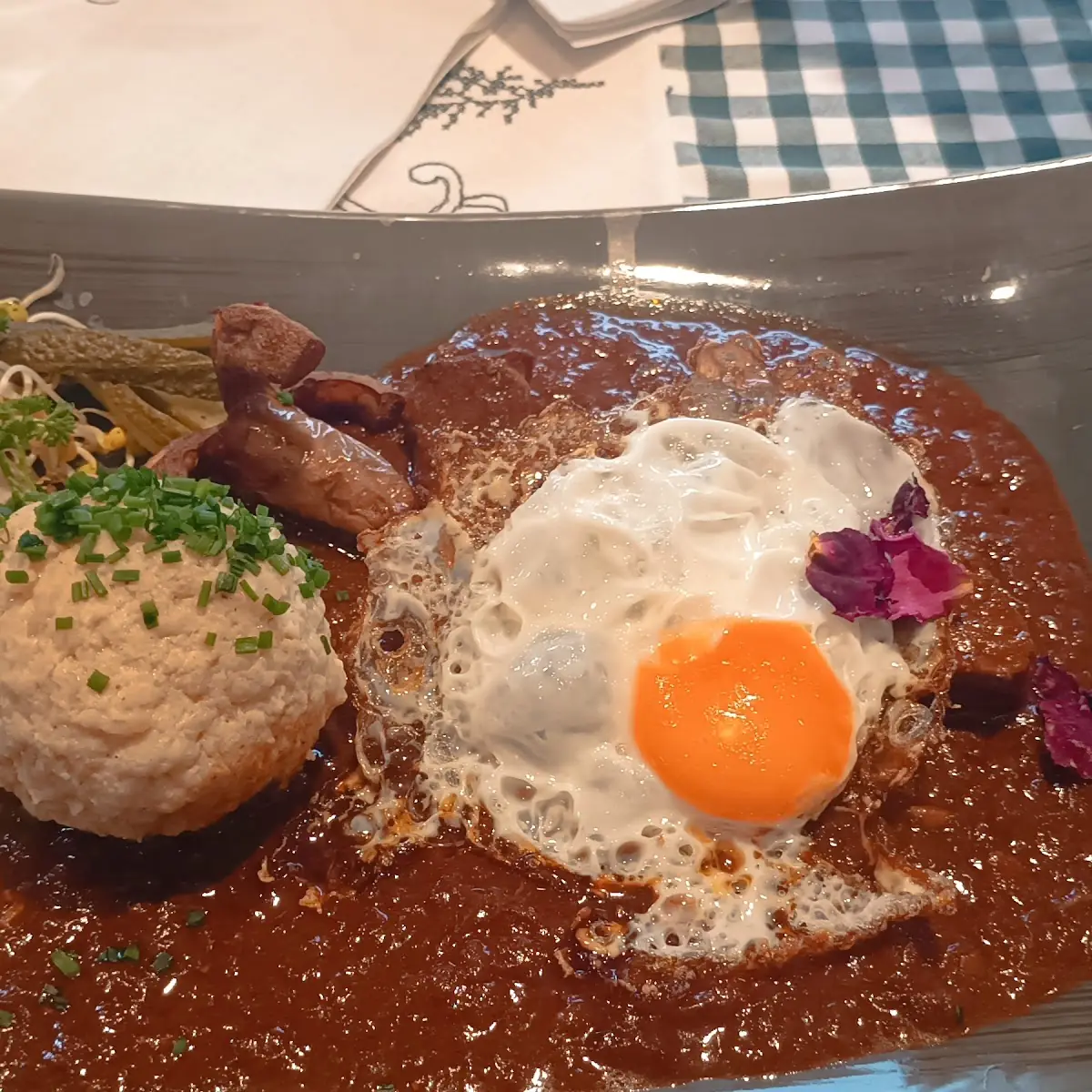 Rindergulasch Mit Knödel Und Ei
