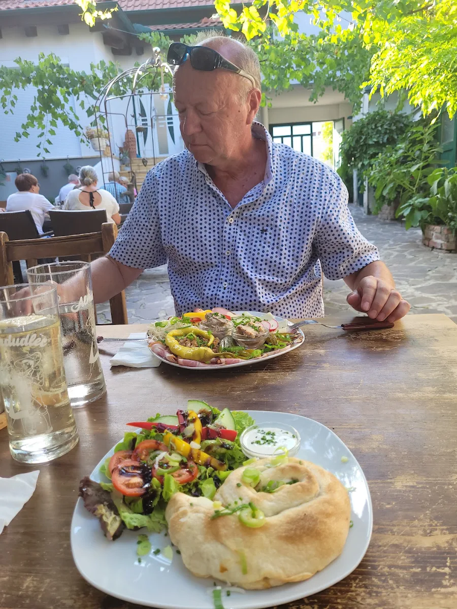 Ollahaund-platte Und Weinbergschnecke