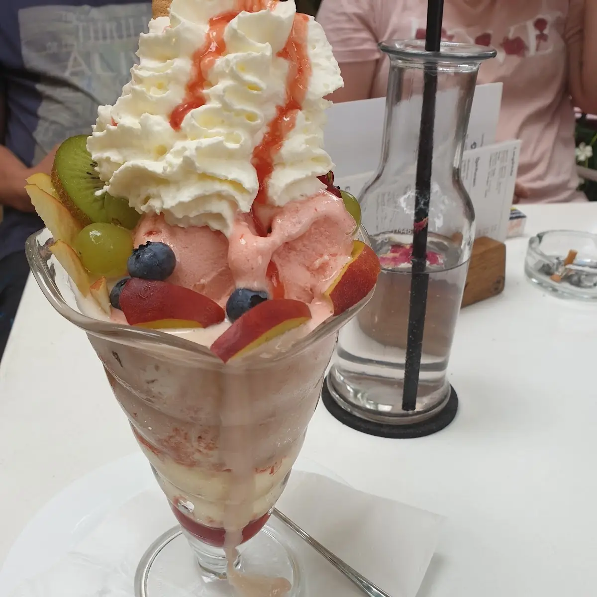 Das War Ein Früchtecup Genauer Name Ist Auf Der Eiskarte Im Cafe Zu Lesen