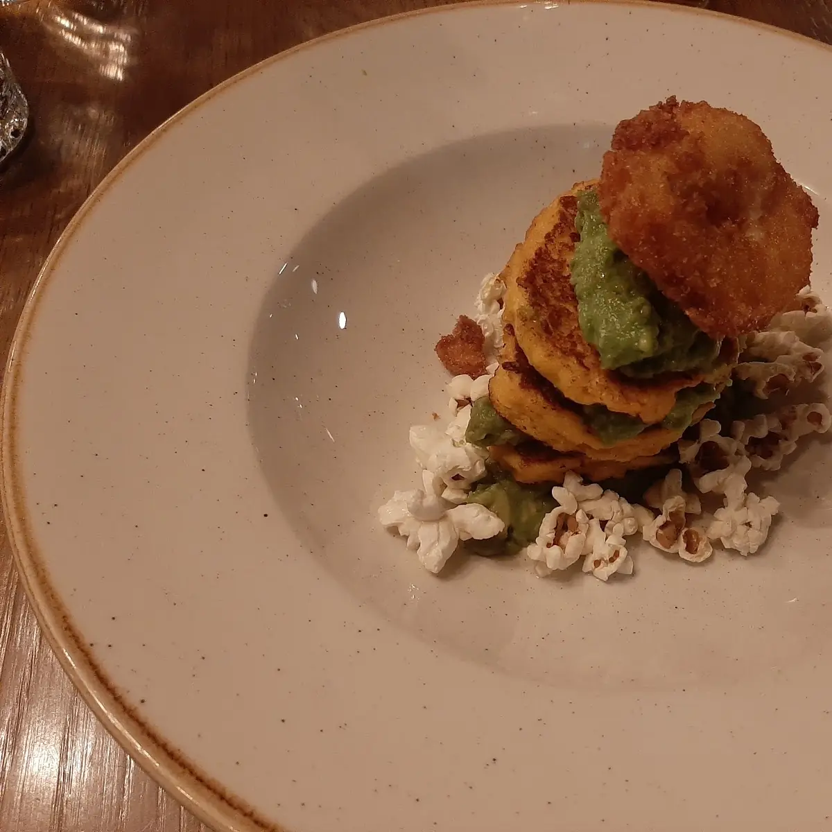 Blinis Mit Avocadocreme Und Scampi
