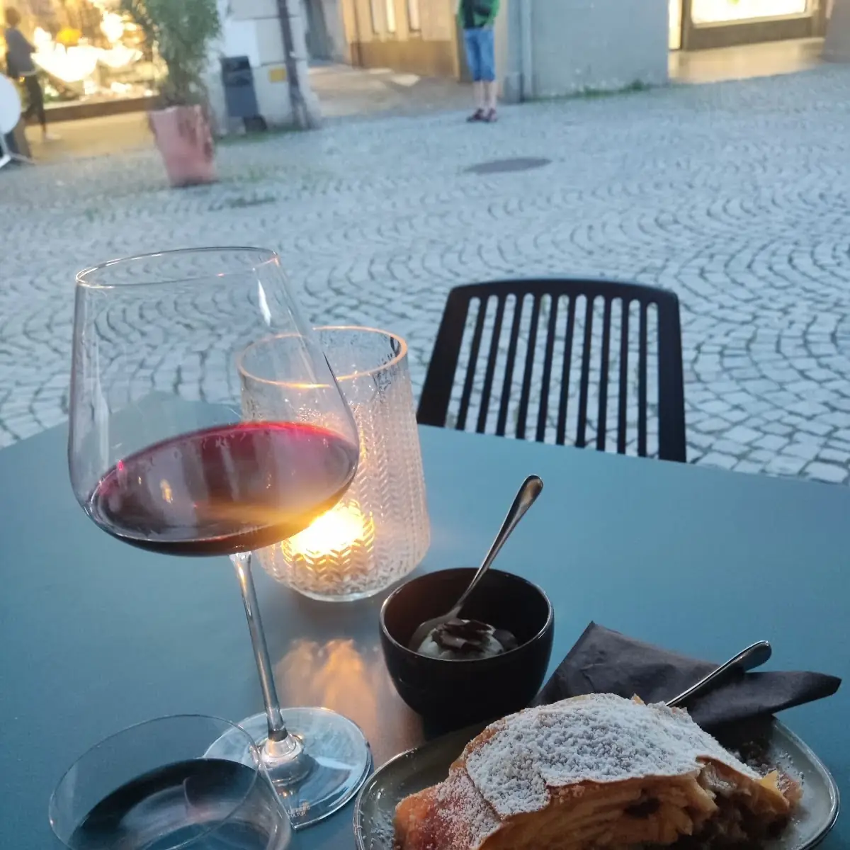 Apfelstrudel Mit Vanilleeis