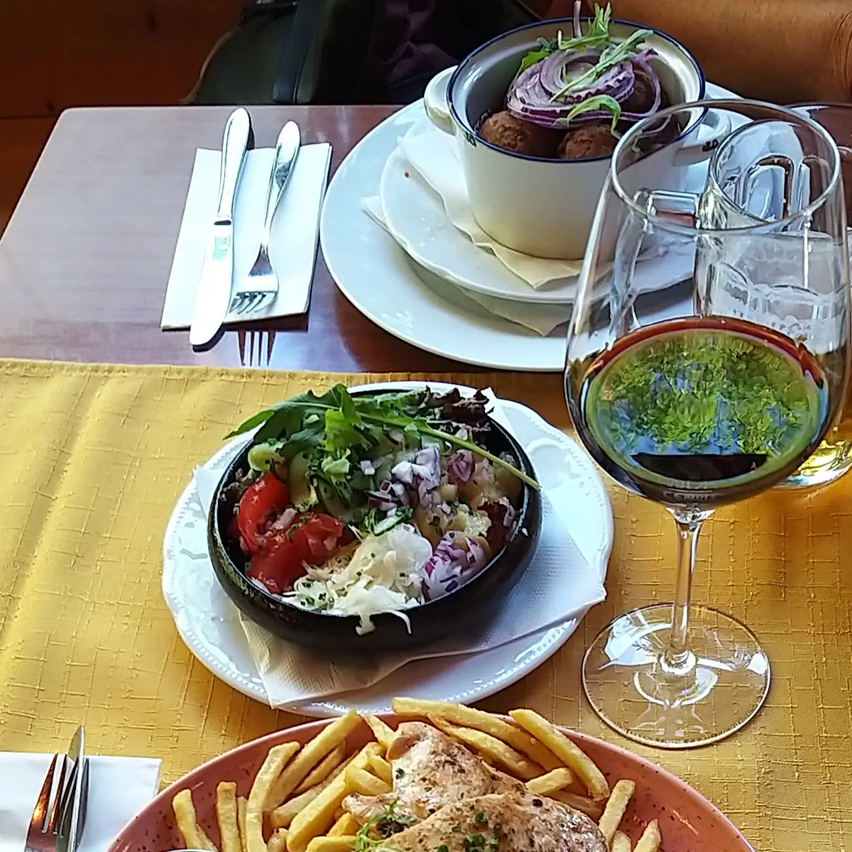 Gegrilltes Hendlfilet Mit Pommes Und Gemischten Salat War Sehr Gut