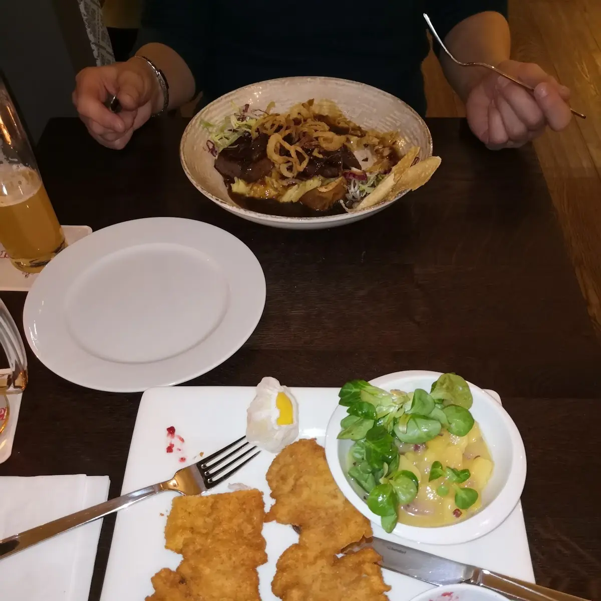 Wiener Schnitzel Mit Erdäpfeln Salat Und Preiselbeeren