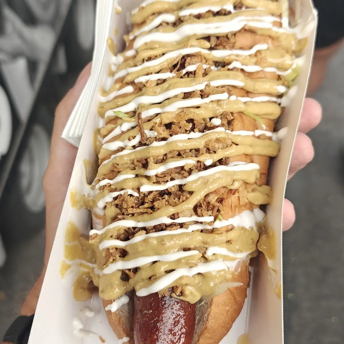 Cheesy Heaven Käsegriller Coleslaw Gurkerl Karamellzwiebel Senf Und Röstzwiebel