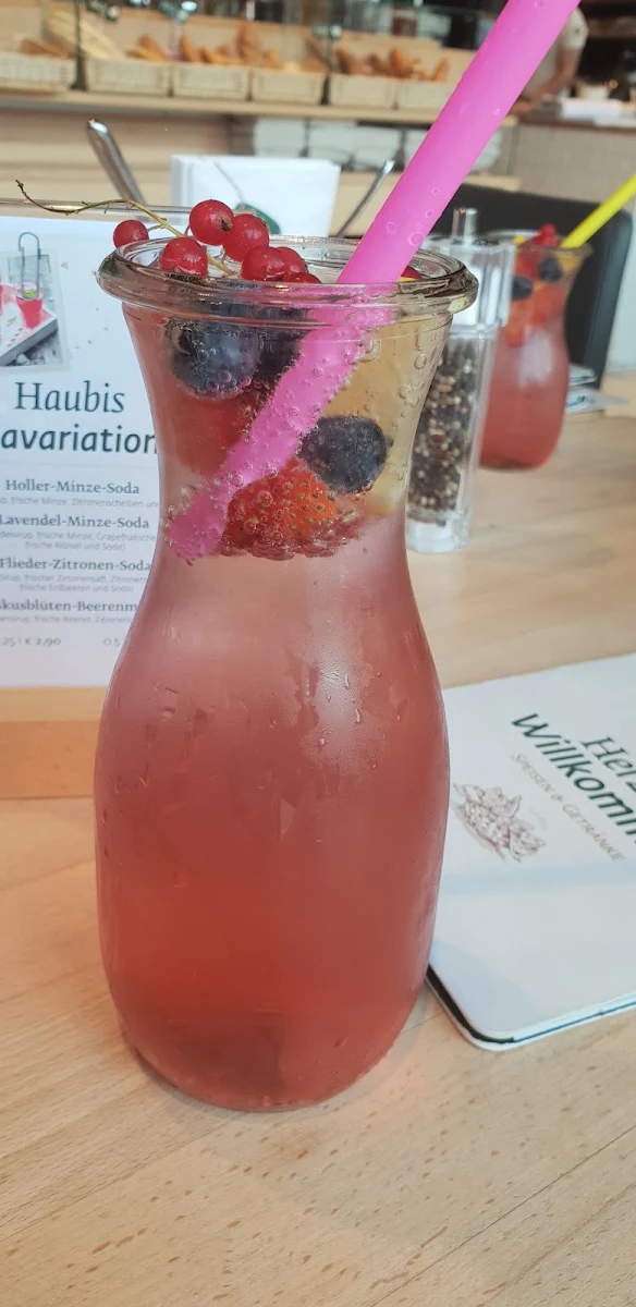Hibiskusblüten-beerenmix-soda