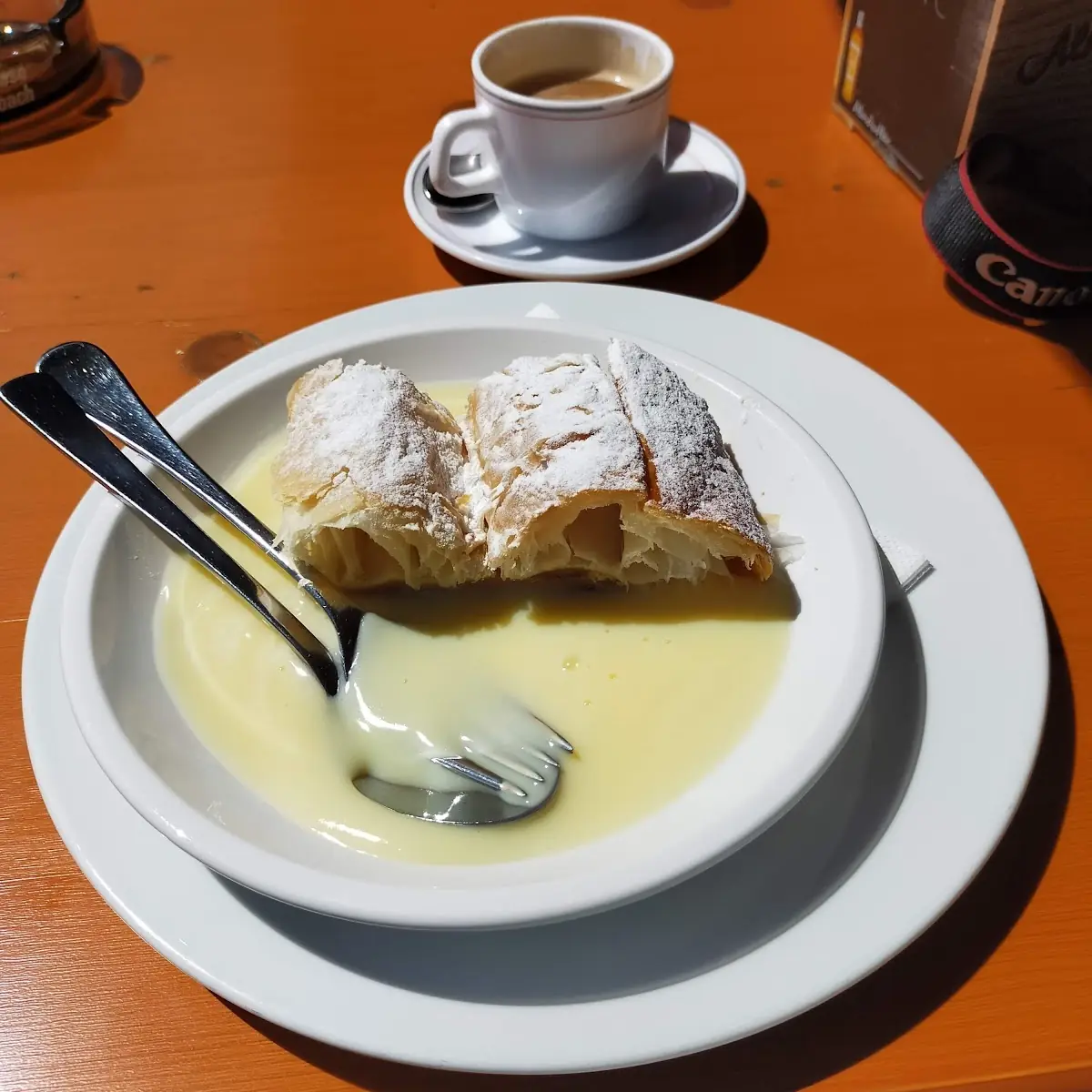 Apfelstrudel Warm Met Slagroom En Vanillesaus