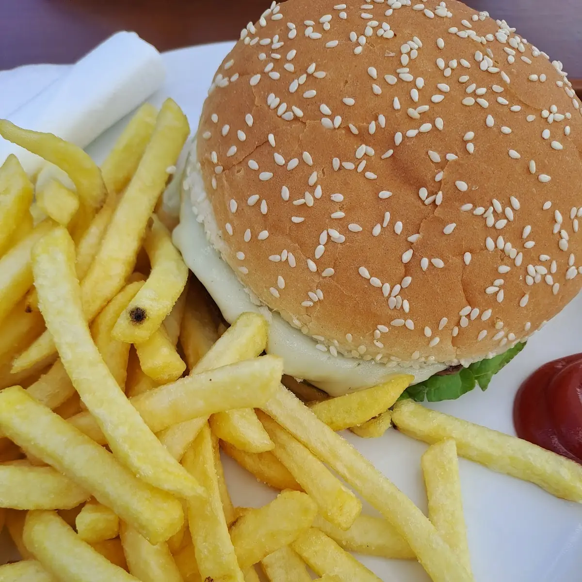 Cheeseburger Mit Pommes