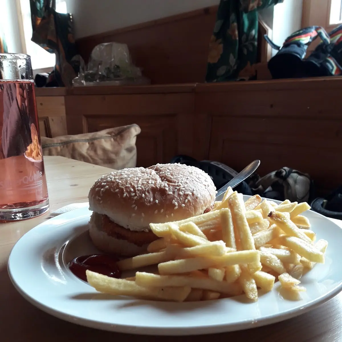 Hausburger Mit Pommes
