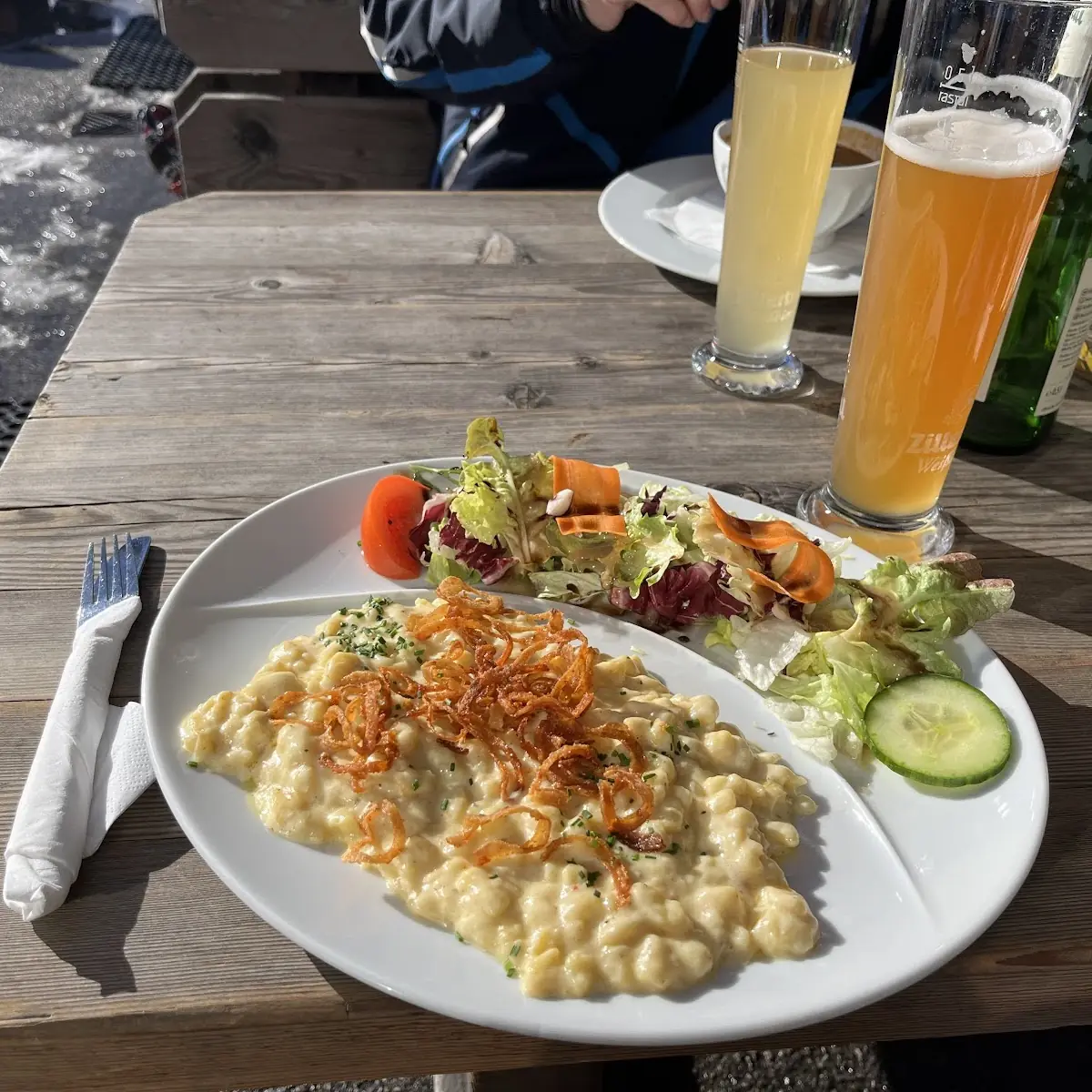 Hausgemachte Käsespätzle Mit Salat