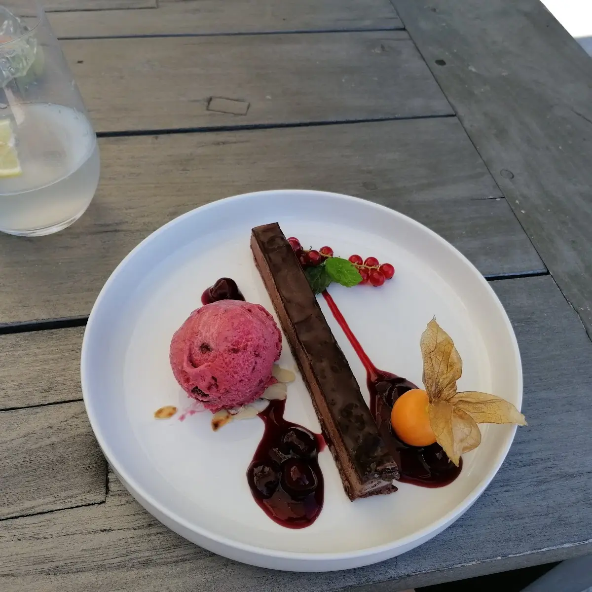 Geiste Praline Mit Himbeereis Sorbet