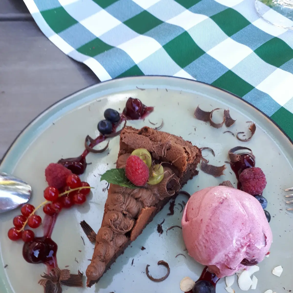 Schokotarte Mit Kirscheis