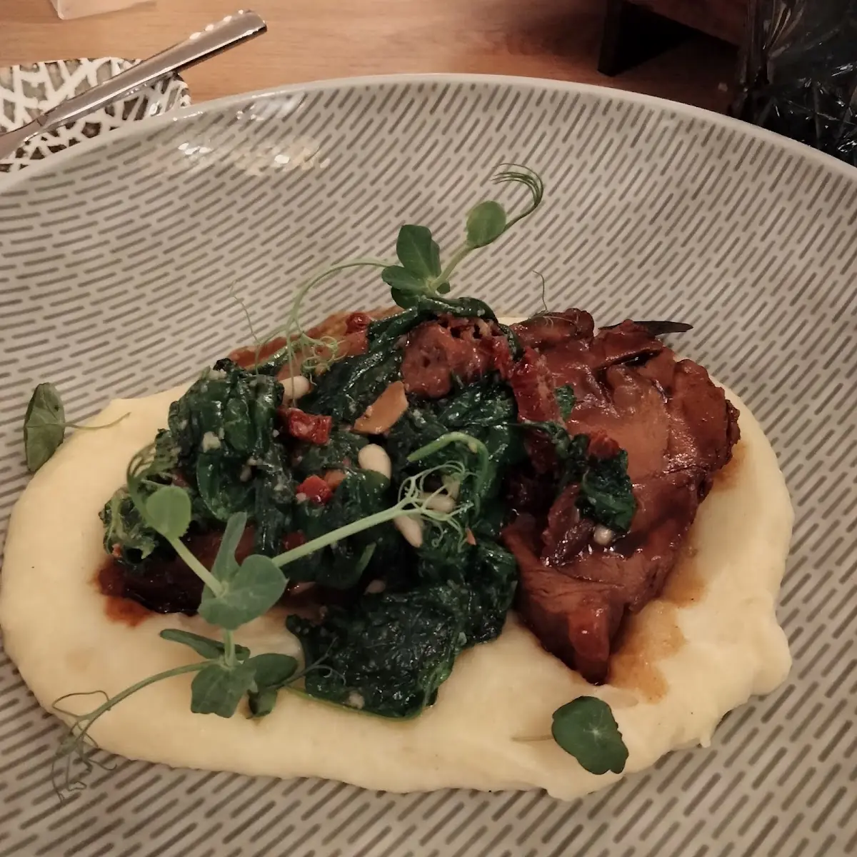 Trüffelpüree Blattspinat Mit Knoblauch Und Kalbfleisch