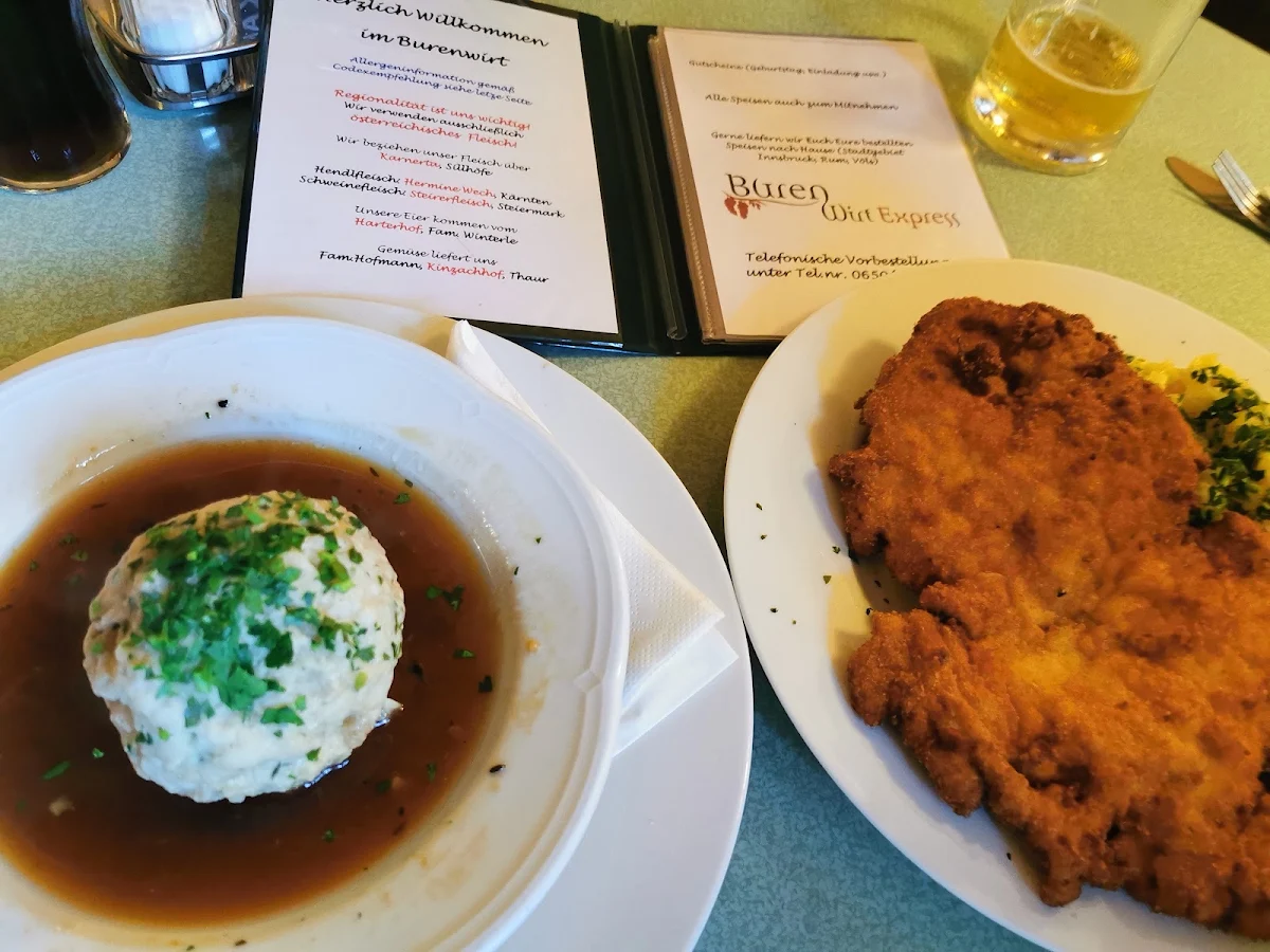 Knödel Mit Soße Und Schnitzel Mit Kartoffelsalat