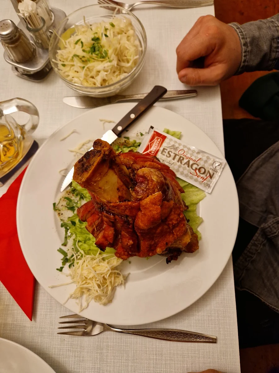 Stelze Schweinshaxe Mit Krautsalat Und Kren