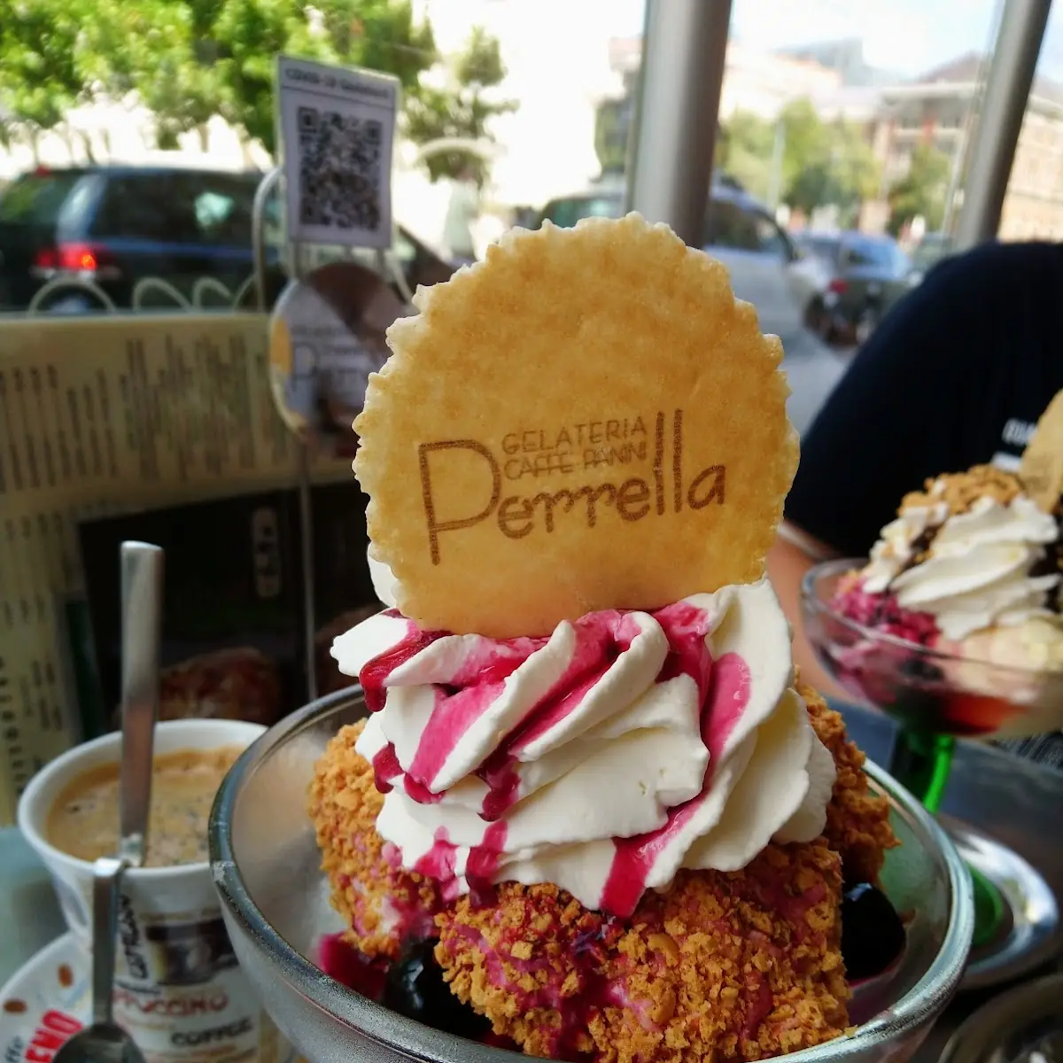 Erdbeere Eisbecher, Eissalon Caffè Perrella