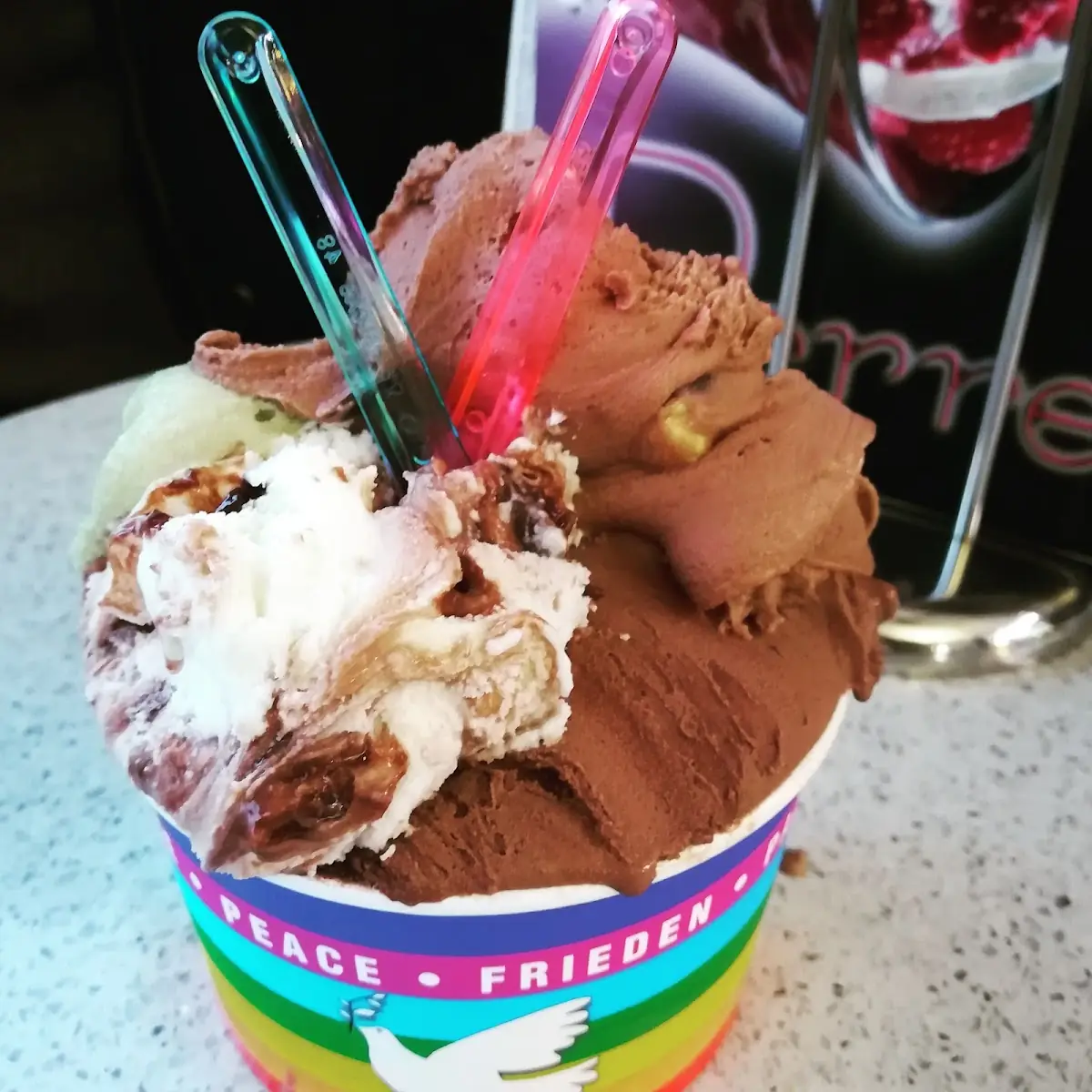 Gemischter Eisbecher Groß Nutella Schokolade Nougat Pistazien Bitterschokolade, Eissalon Caffè Perrella