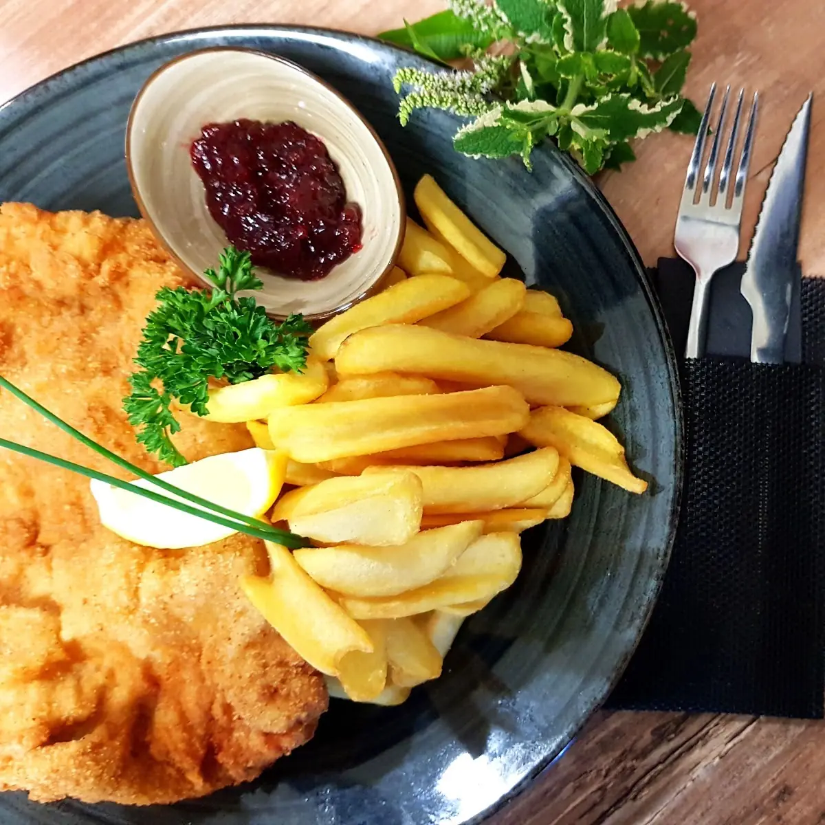 Steirer Schnitzel mit fry & dip pommes frites