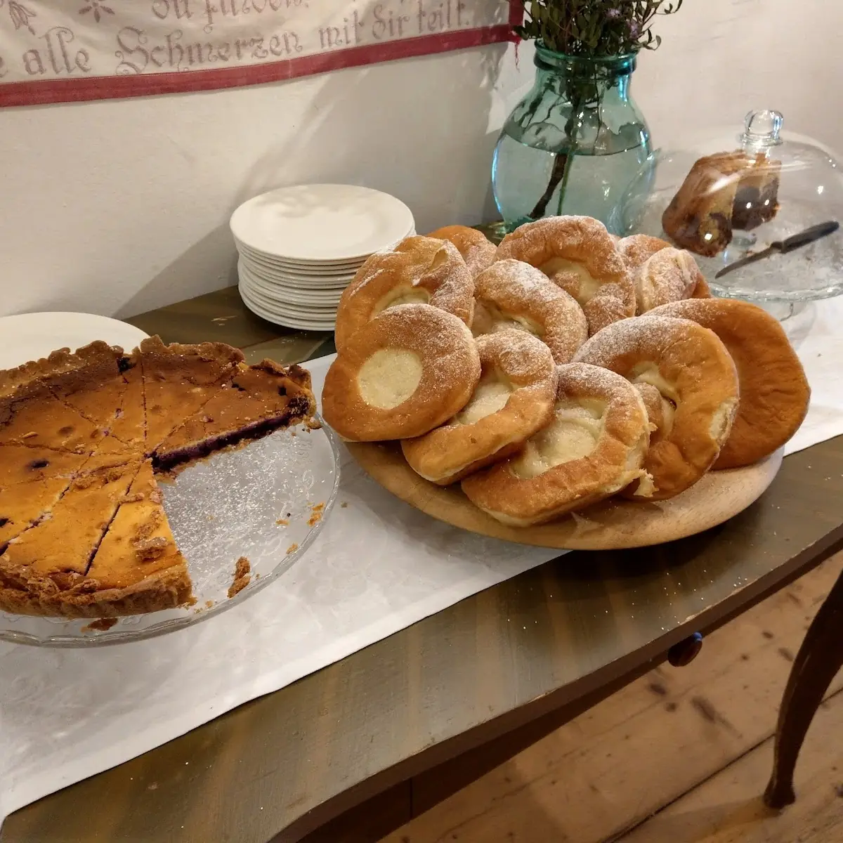 Blaubeerkuchen Und Bauernkrapfen