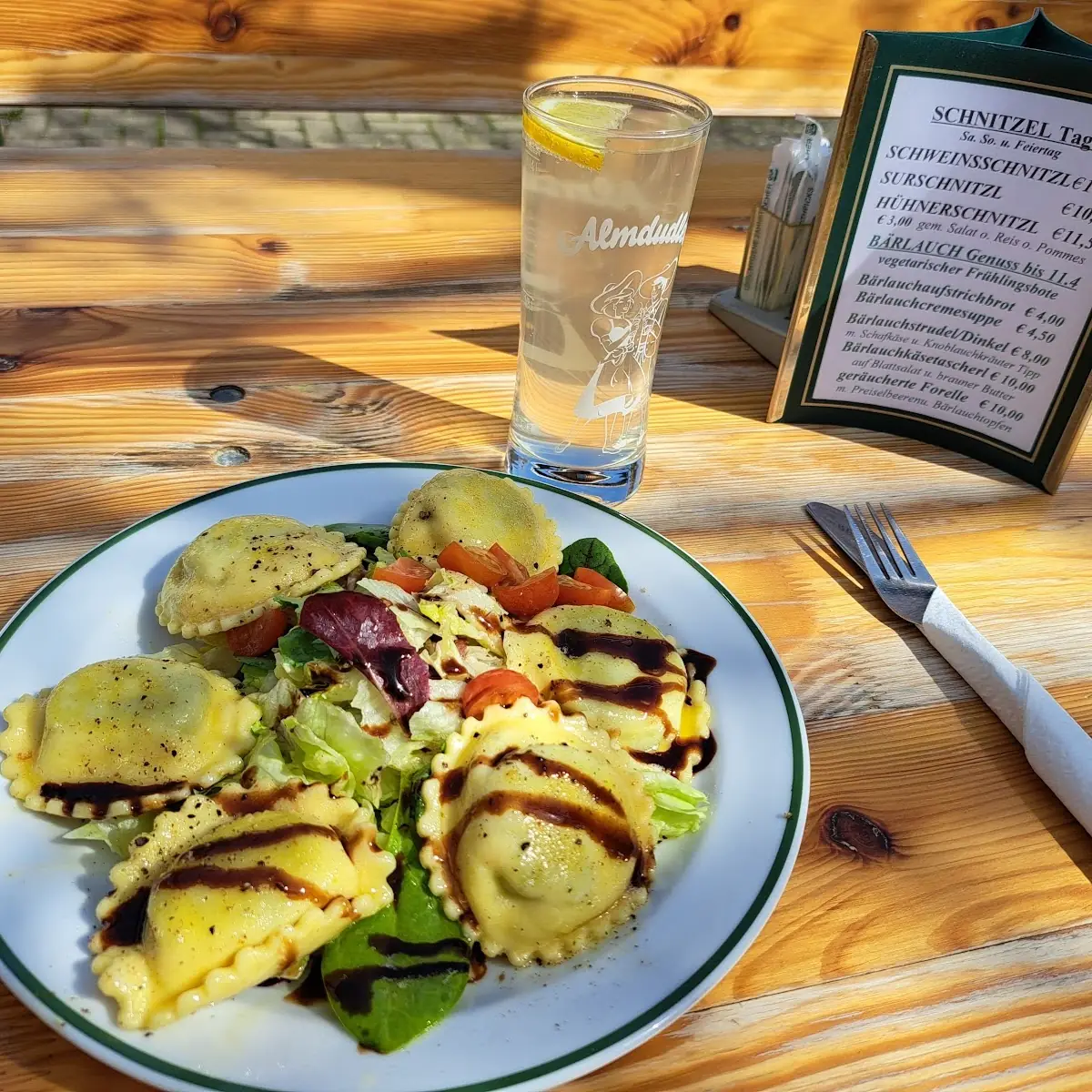 Bärlauch Tascherln Auf Blattsalat Mit Brauner Butter