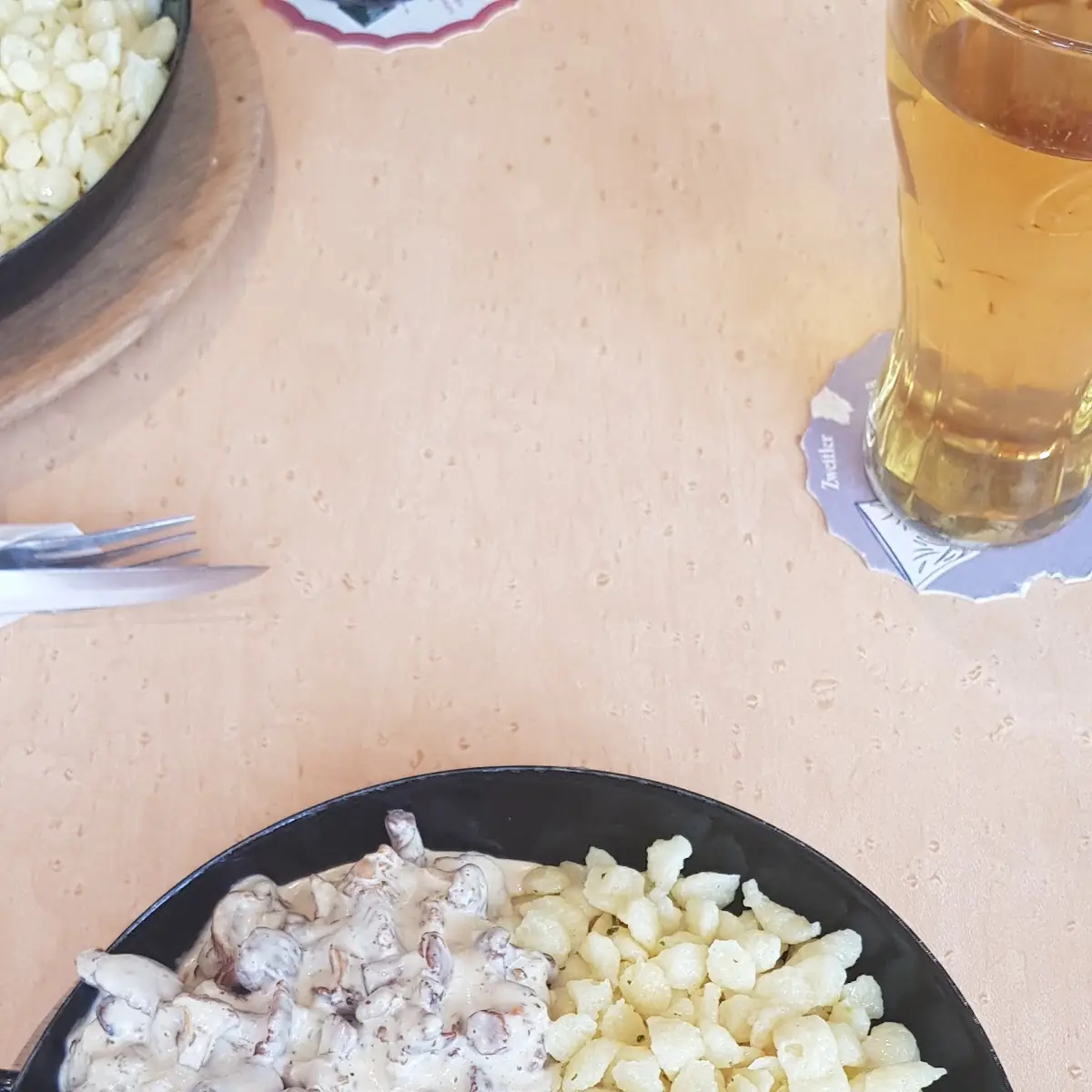 Waldviertlerpfanne Schweinsmedaillons Mit Schwammerl Spätzle Und Gemüse