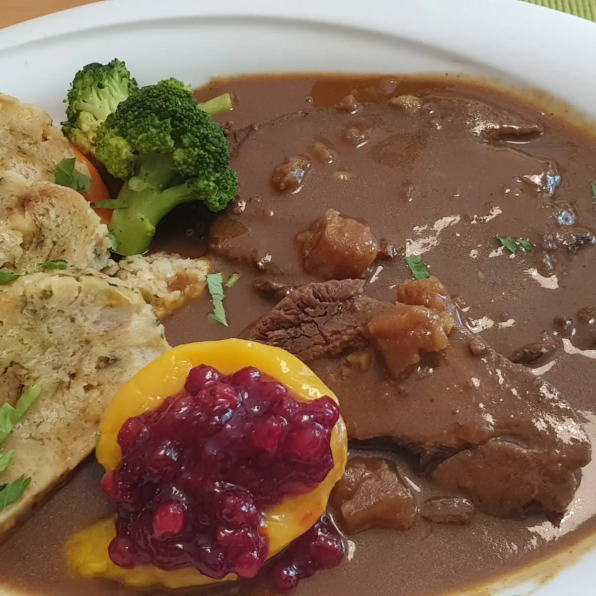 Damhirsch Mit Preiselbeeren Und Serviettenknödel