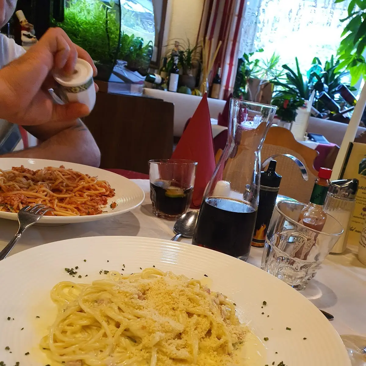 Hausgemachte Spaghetti Al Pomodoro Mit Knusprigem Hühnerschnitzel