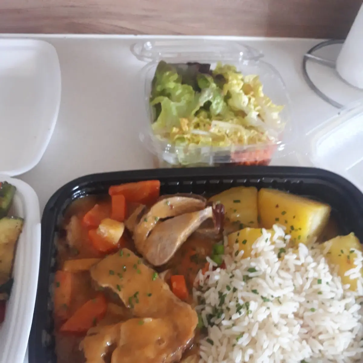 Zarter Kalbsbraten Mit Reis Gschmackigem Gemüse Und Knackigen Salat