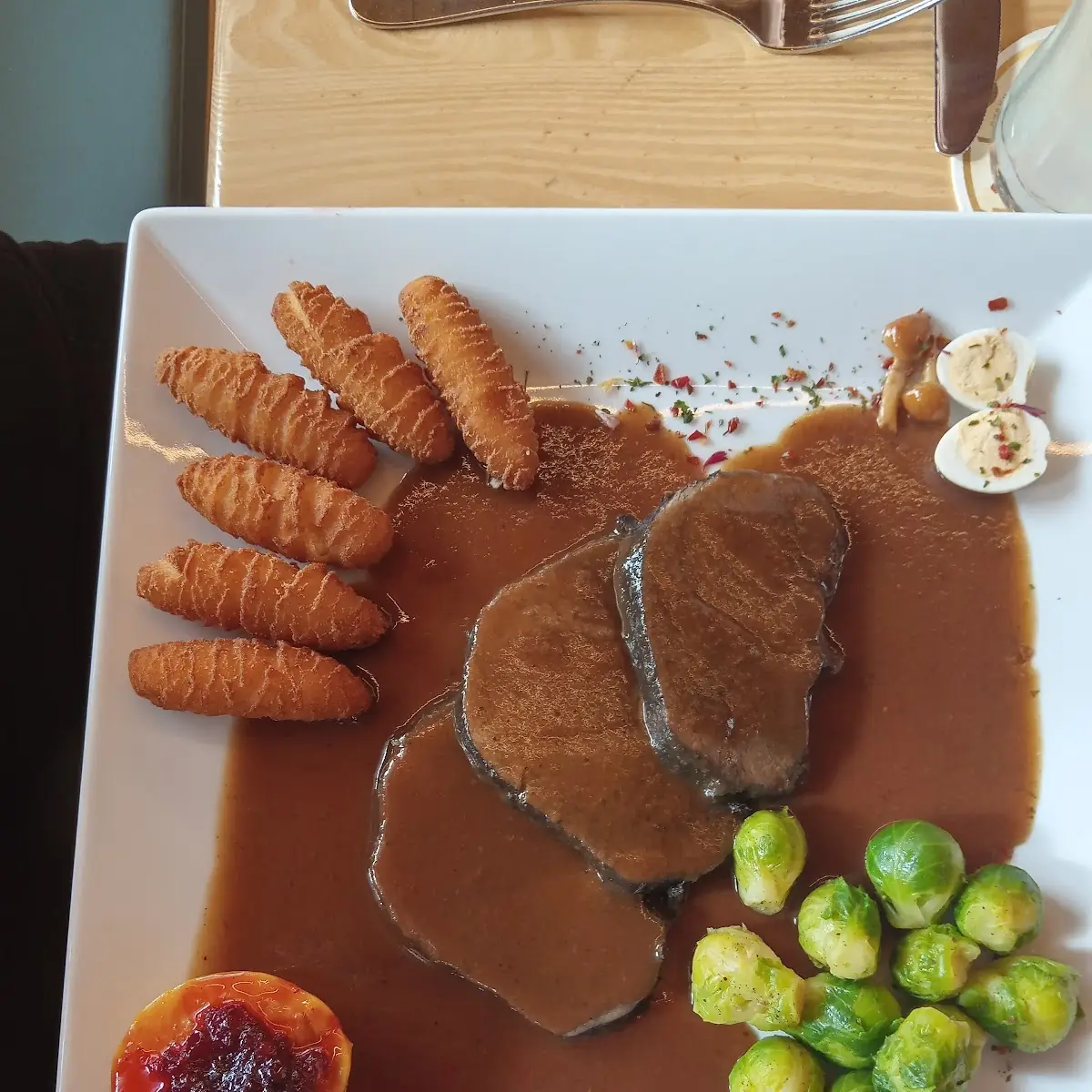 Hirschbraten Mit Kohlsprossen Kroketten Und Rotkraut