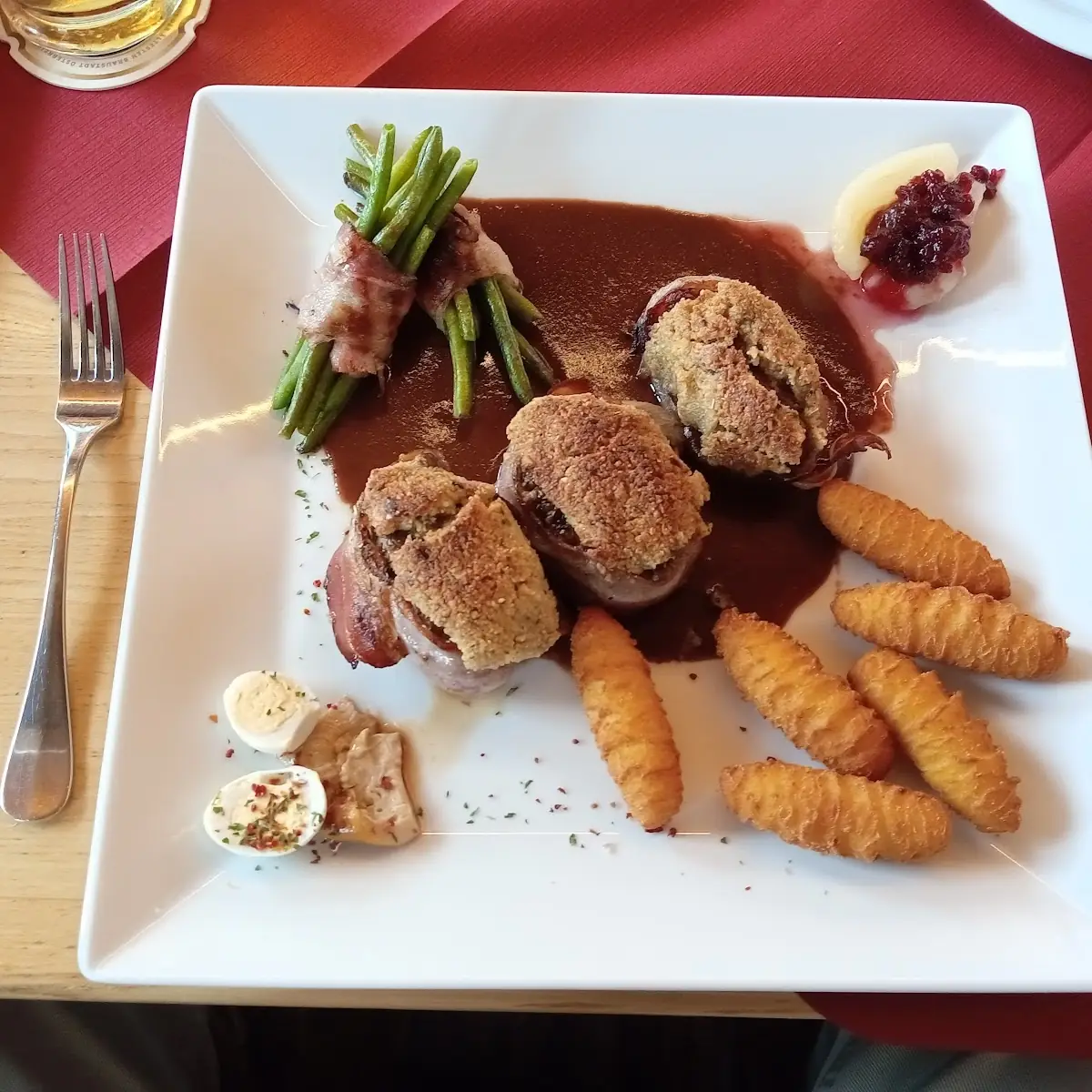 Hirschmedaillons Mit Walnusshaube Auf Schoko-rotweinsauce Mit Speck Ihnen Und Kroketten