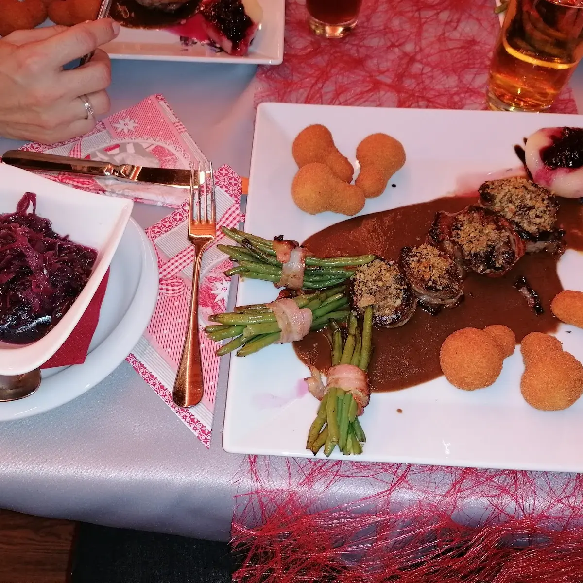 Hirschmedailons Mit Kroketten Und Speckfisolen