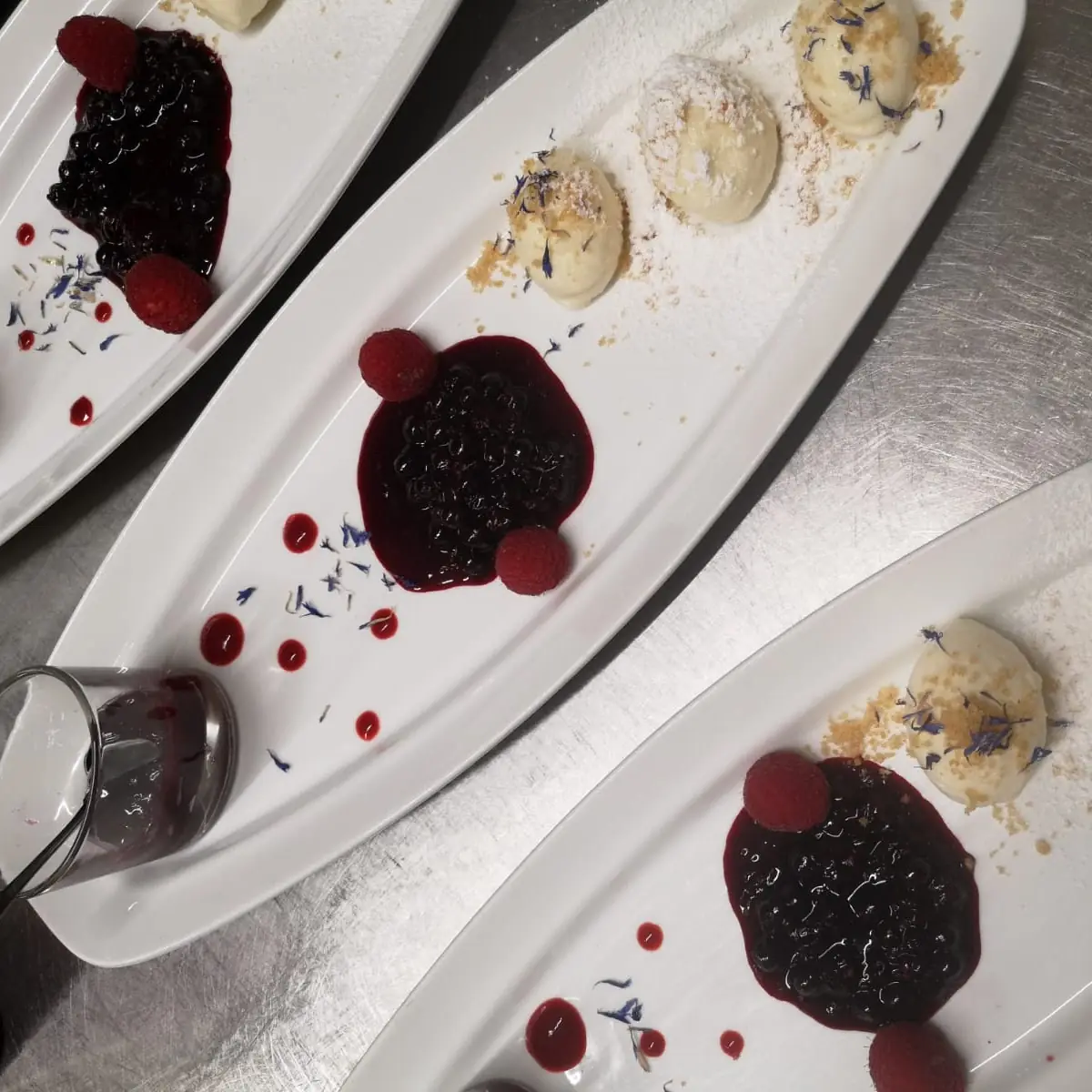 Topfenknödel An Sorbet