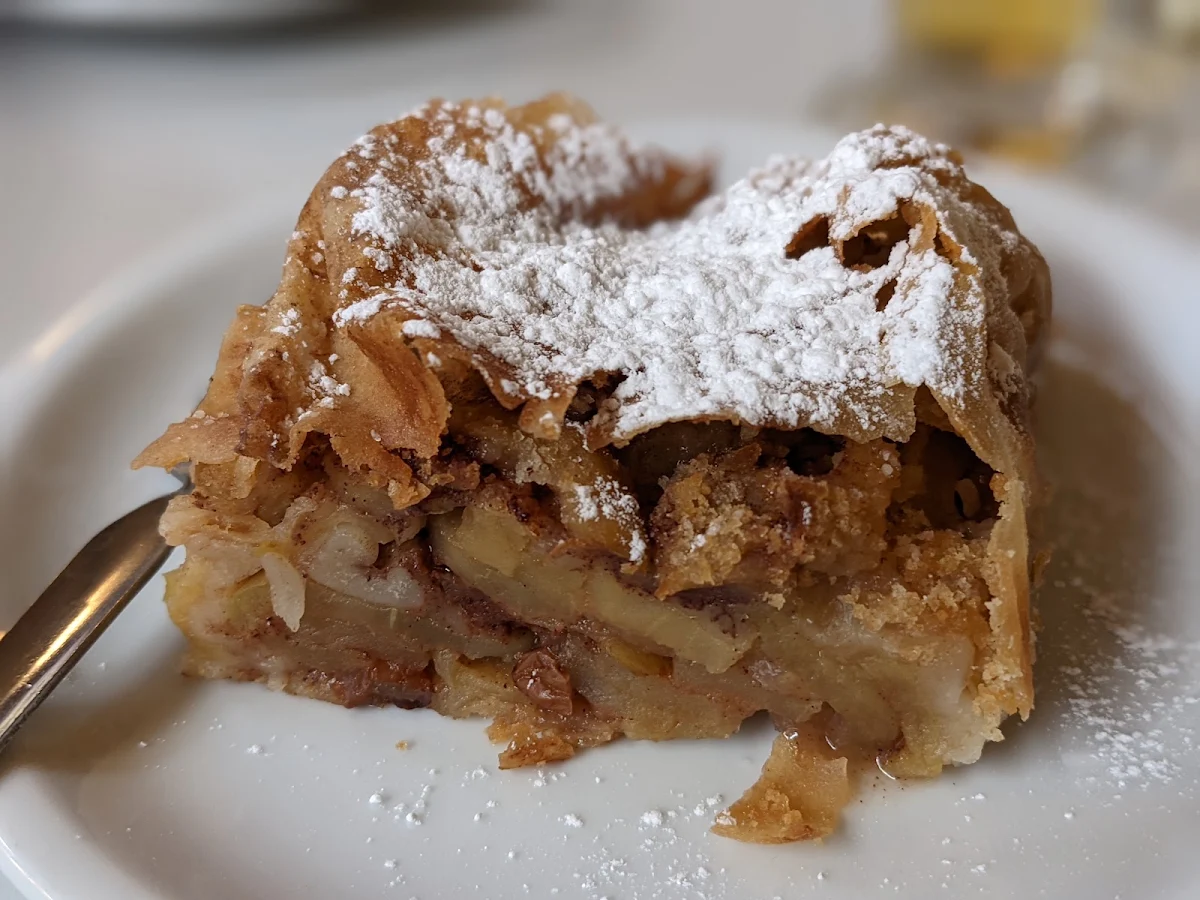 Apfelstrudel Warm