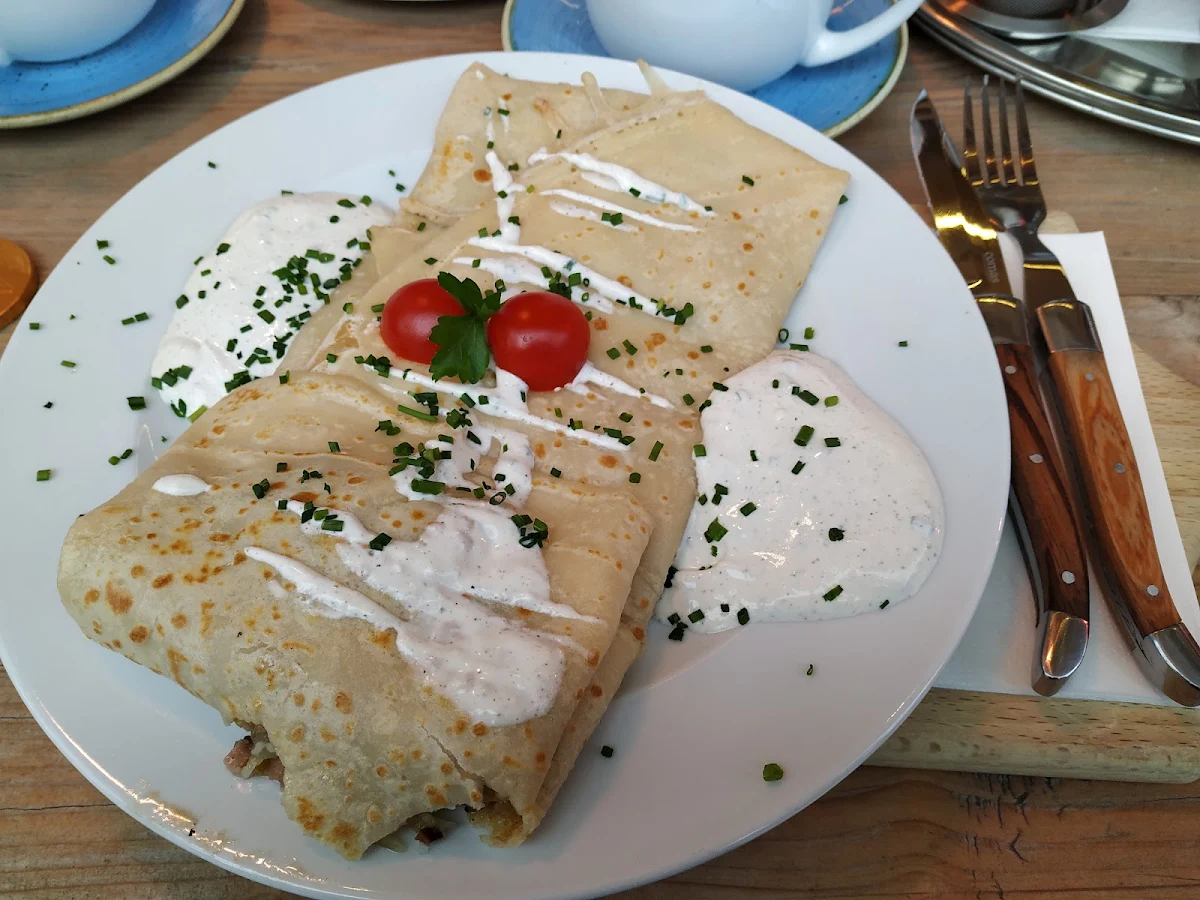 Palatschinken Mit Speck Lauch Zwiebel Und Käse