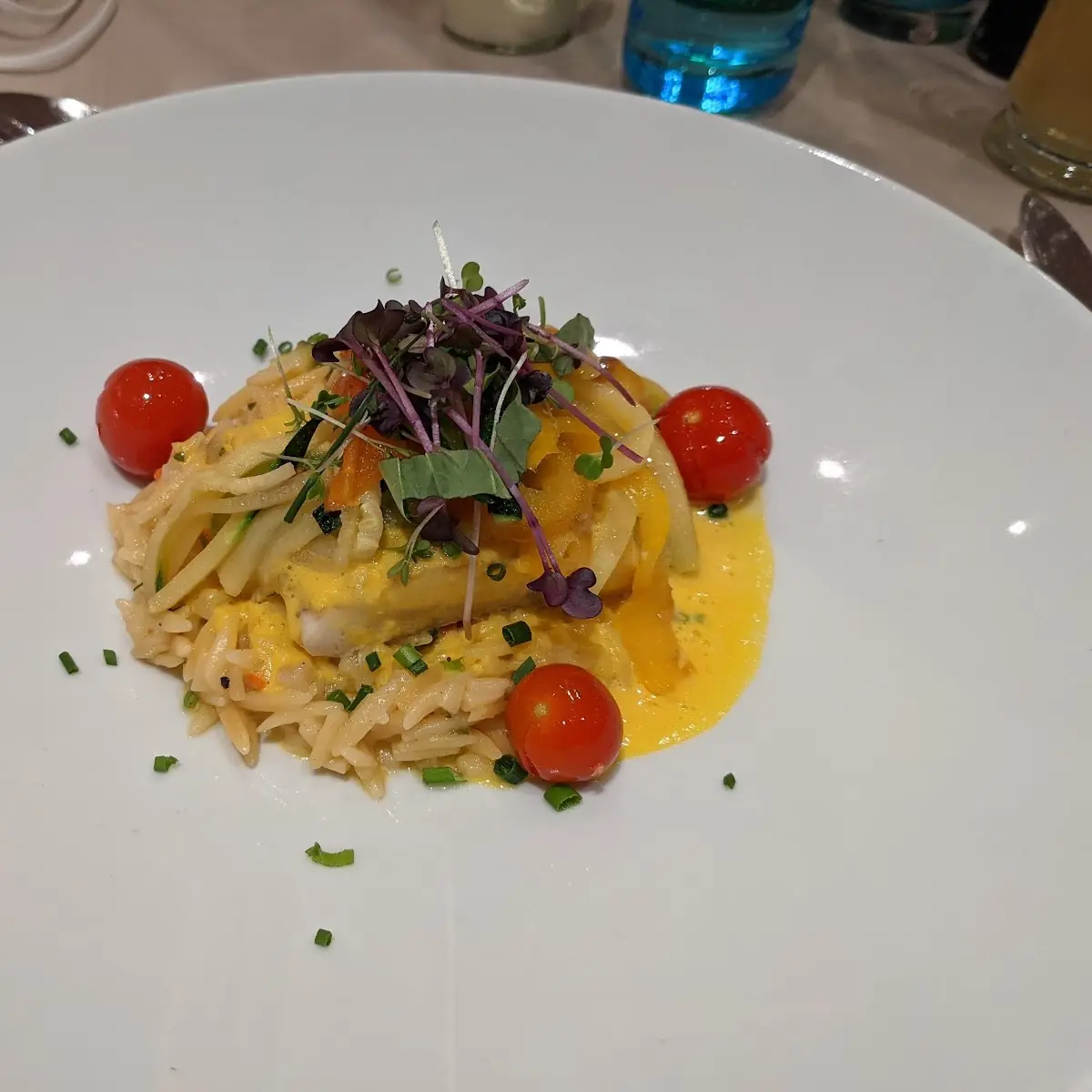 Gedünstetes Schaidfischfilet Mit Safranschaum Paprika Zucchini Und Getrüffelte Risonipasta