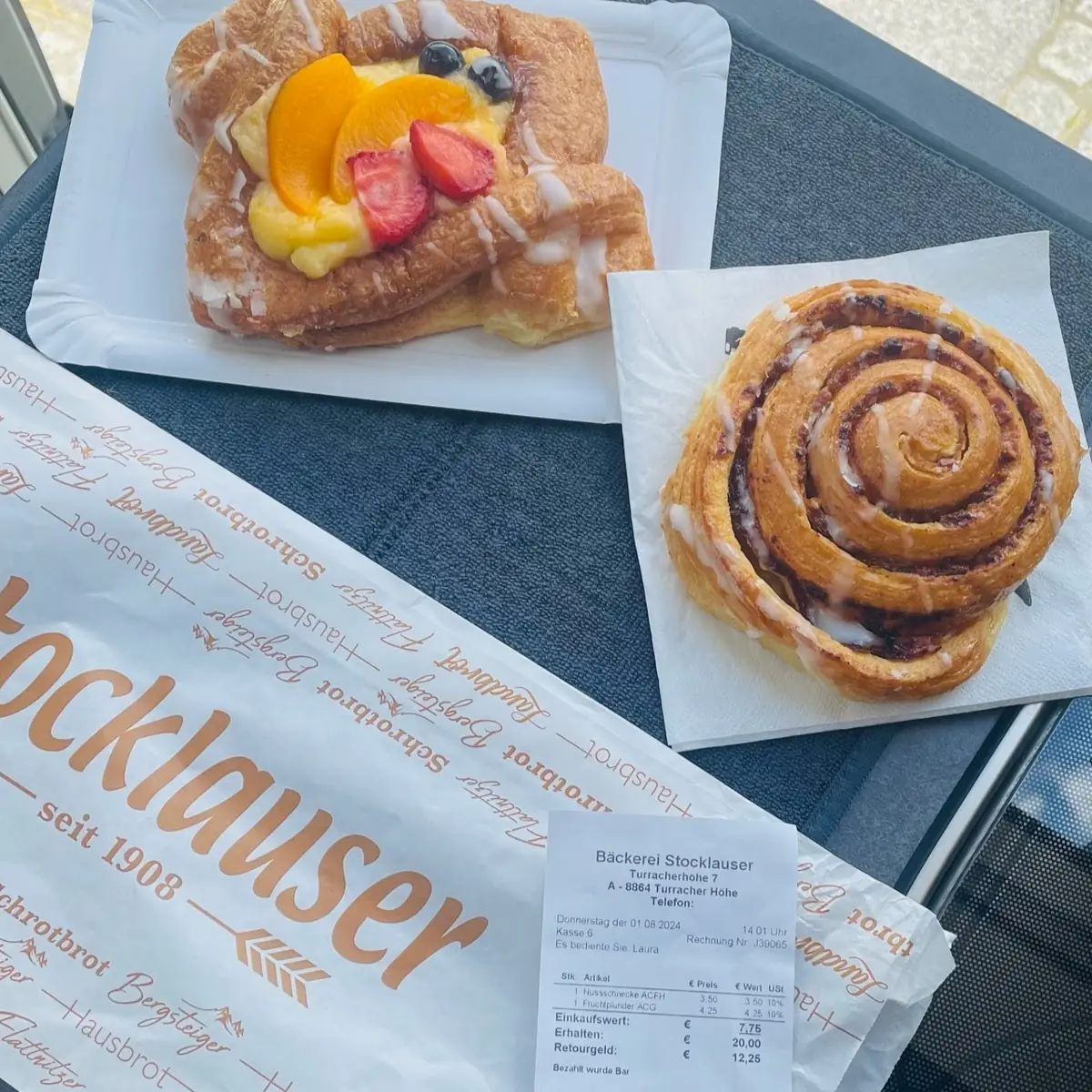 Nussschnecke Und Plunderteilchen Mit Pudding Und Früchten