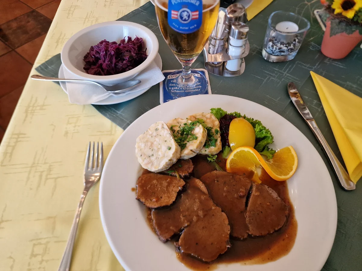 Hirschbraten Mit Serviettenknödel Und Rotkraut
