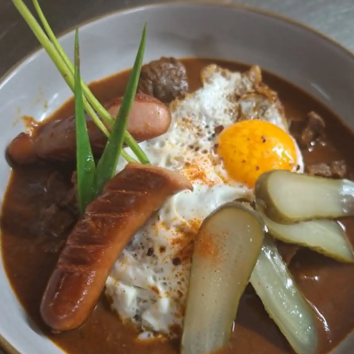 Fiakergulasch Gebäck – Hirschfleisch Spiegelei Essiggurken Frankfurter