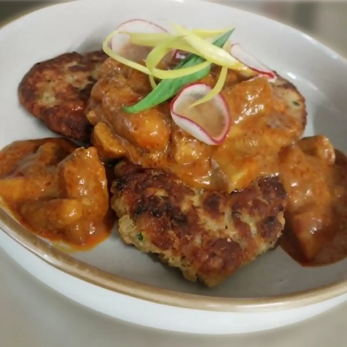 Vegetarischer Steinpilzgulasch Kaspressknödel