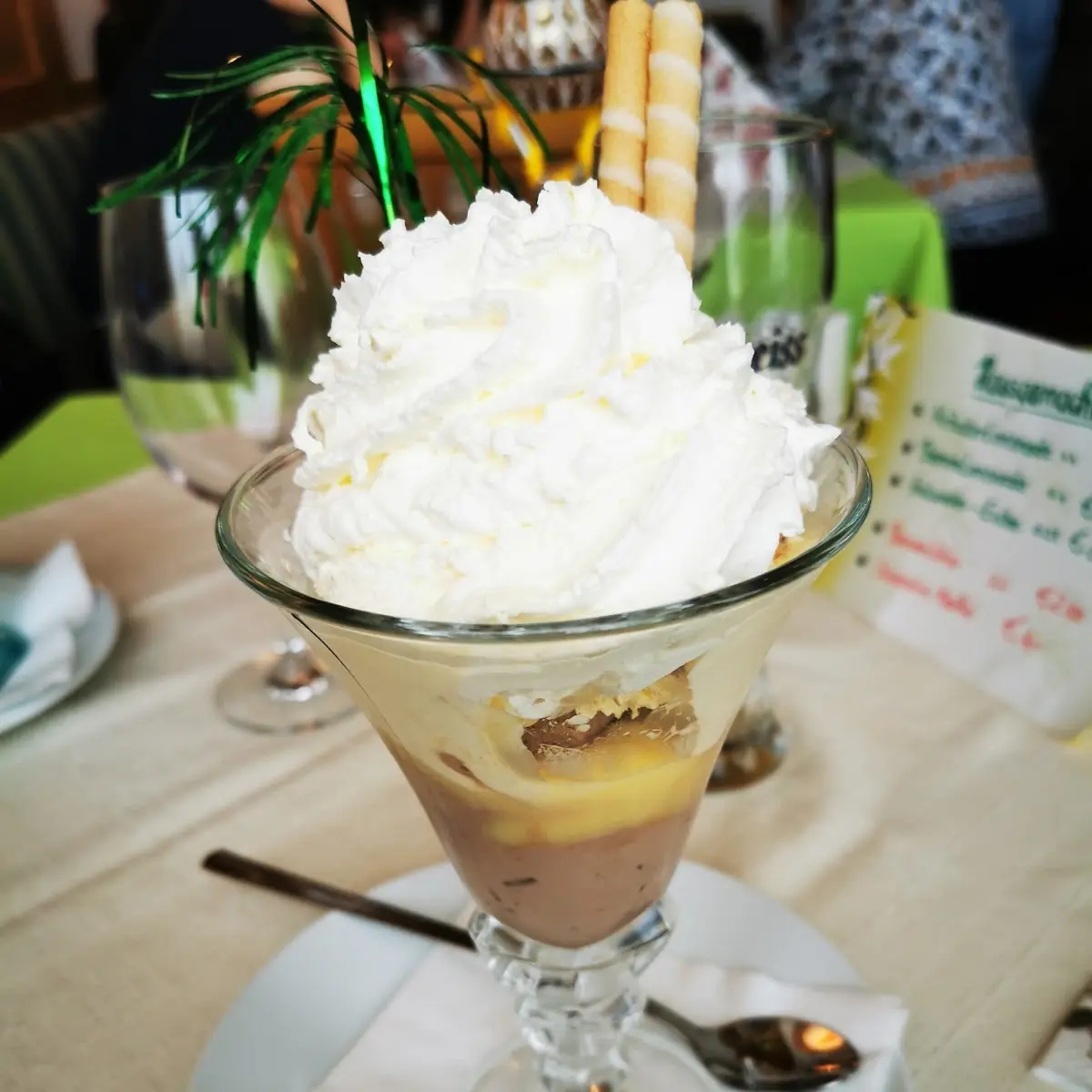 Eierliköreis Mit Schlagsahne
