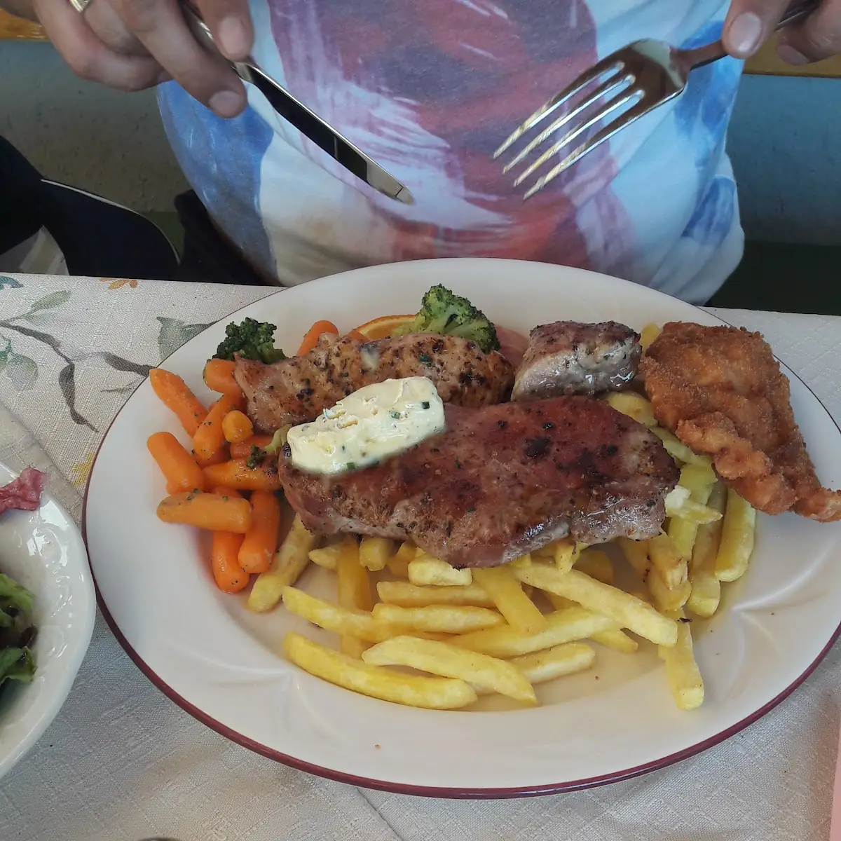 Grillteller Mit Pommes