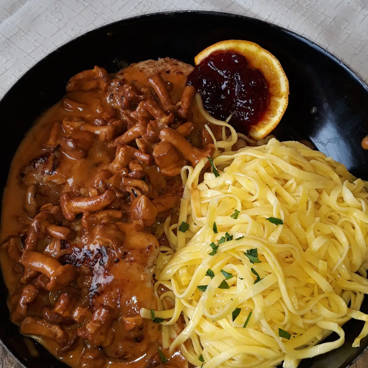 Schweinemedaillons Mit Schwammerl Und Hausgemachten Bandnudel